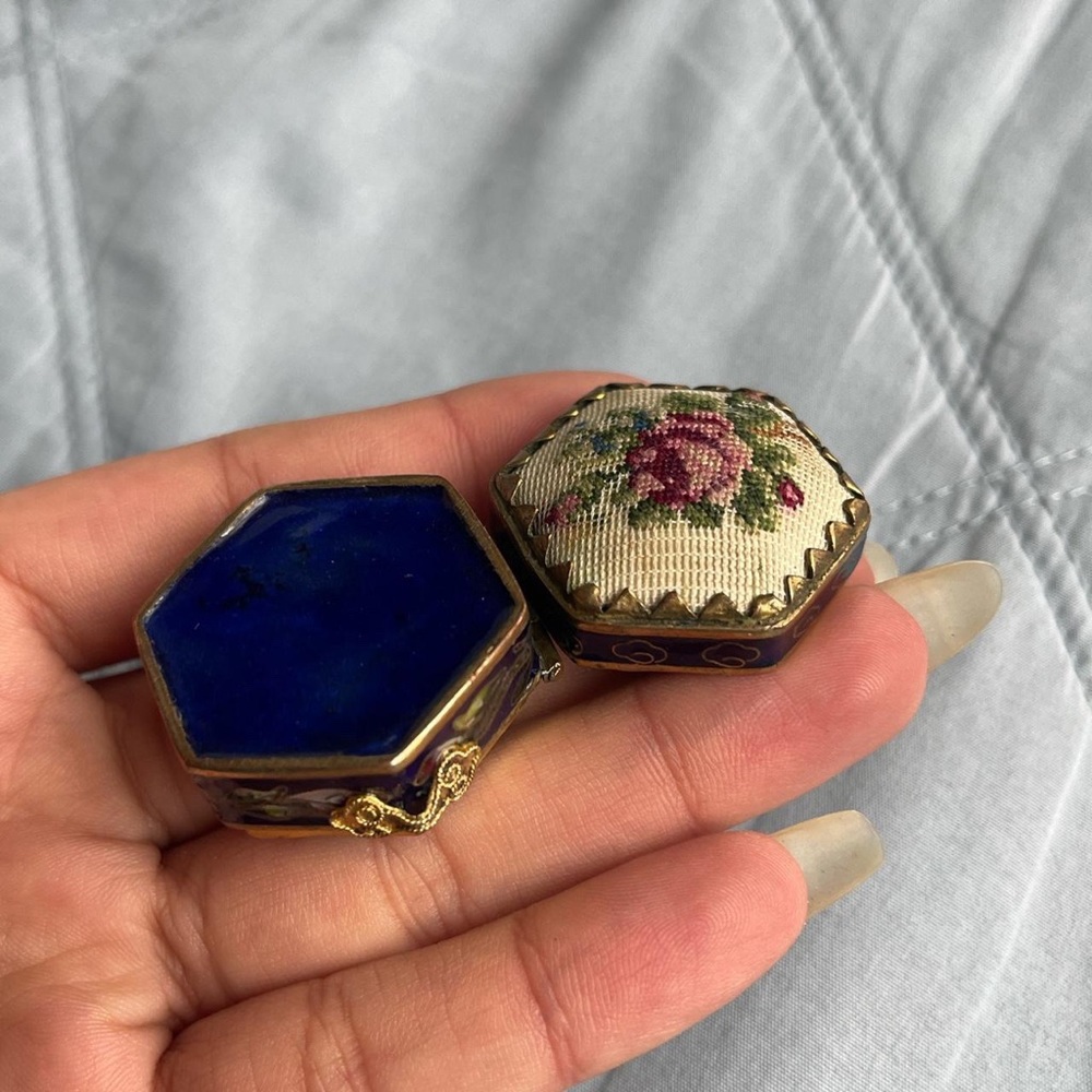 Vintage Ornate Needlepoint Trinket Treasure Chest Cloisonné Pendant Pill Box🌹 - Picture 3 of 4